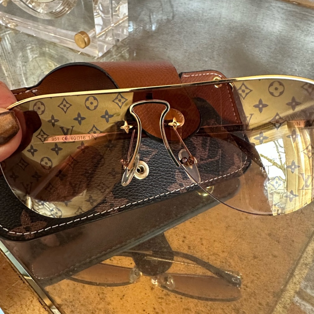Inspired high grade sunglassess with case